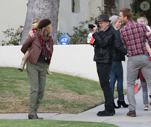 Steven Spielberg et Kate Capshaw font la chasse aux bonbons en famille pour Halloween à Brentwood le 31 octobre 2013.