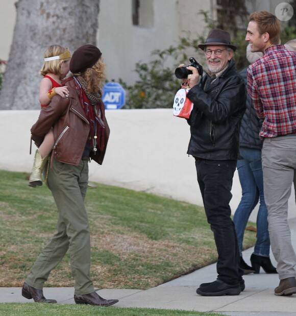 Steven Spielberg et Kate Capshaw font la chasse aux bonbons en famille pour Halloween à Brentwood le 31 octobre 2013.