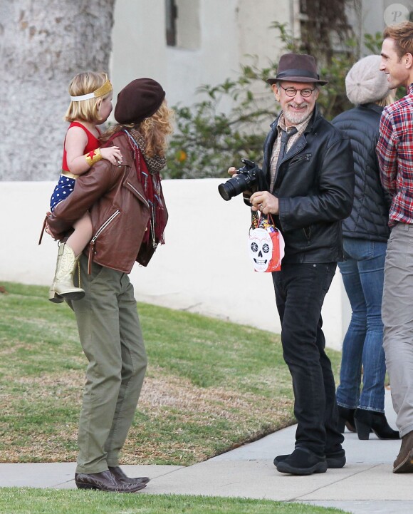 Steven Spielberg et Kate Capshaw font la chasse aux bonbons en famille pour Halloween à Brentwood le 31 octobre 2013.