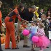 Michelle Obama, avec un dress code étudié, et Barack Obama en pleine distribution de friandises à la Maison Blanche pour Halloween le 31 octobre 2013.