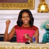 Elmo et Rosita de Sesame Street se sont joints à Michelle Obama à la Maison Blanche pour une grande annonce, le 30 octobre 2013, dans le cadre de son programme de lutte contre l'obésité, Let's Move.