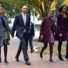 Barack et Michelle Obama avec leurs filles Sasha et Malia le 27 octobre 2013 à Washington, en route pour la messe.