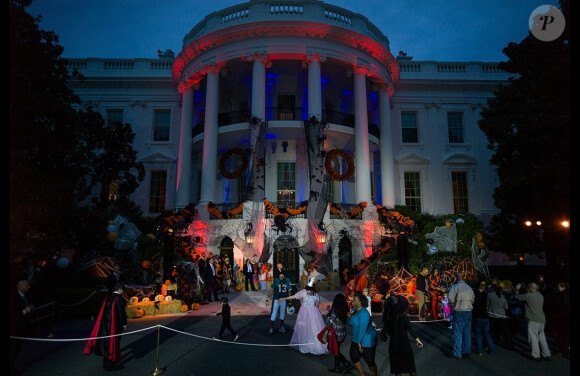A la tombée de la nuit, le 31 octobre 2013, la Maison Blanche est devenue effrayante pour Halloween.