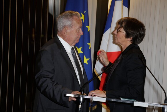 Just Fontaine recevait le 30 octobre 2013 au Ministère des Sports les insignes d'officier de la Légion d'honneur.