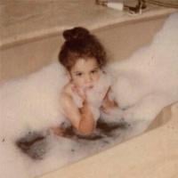 Quelle Kardashian reconnaissez-vous, enfant dans son bain de mousse ?