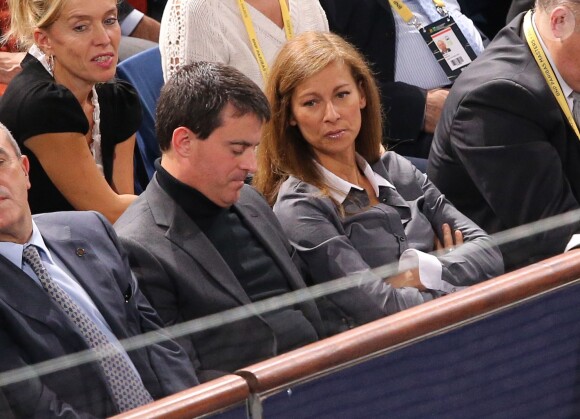 Manuel Valls et sa femme Anne Gravoin lors de la finale Novak Djokovic - David Ferrer, remportée par le Serbe 7-5, 7-5, au Masters 1000 de Paris-Bercy le 3 novembre 2013.
