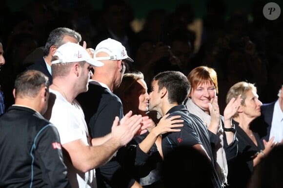 Novak Djokovic embrasse sa fiancée Jelena Ristic après sa victoire en finale du Masters 1000 de Paris-Bercy le 3 novembre 2013