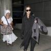 Demi Moore à l'aéroport LAX de Los Angeles en compagnie de son gourou, le 3 novembre 2013.