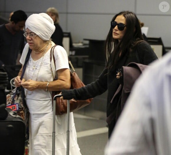 Demi Moore à l'aéroport LAX de Los Angeles en compagnie de son gourou, le 3 novembre 2013.
