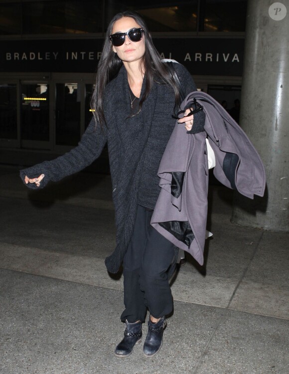 L'actrice Demi Moore arrive en avion a l'aeroport LAX de Los Angeles, le 3 Novembre 2013, quelques jours apres la finalisation de son divorce avec Ashton Kutcher.