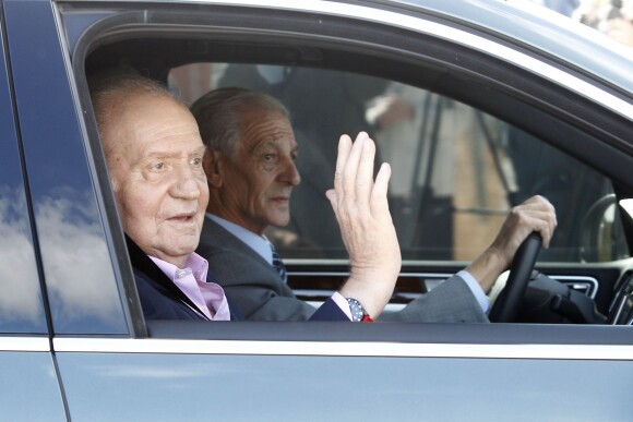 Le roi Juan Carlos Ier d'Espagne quittant l'hôpital Quiron le 1er octobre 2013
