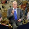 Le roi Juan Carlos Ier d'Espagne lors d'une audience à la Zarzuela, à Madrid, le 29 octobre 2013. Le 21 novembre, le monarque subira une nouvelle opération à la hanche pour la pose d'une prothèse.