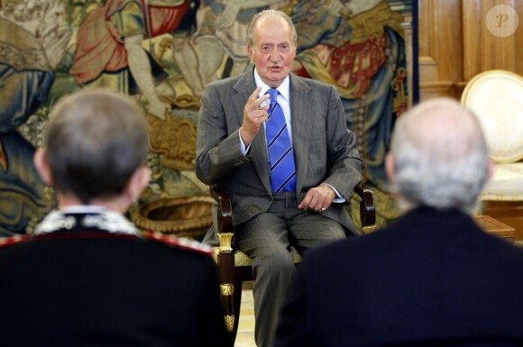 Le roi Juan Carlos Ier d'Espagne lors d'une audience à la Zarzuela, à Madrid, le 29 octobre 2013. Le 21 novembre, le monarque subira une nouvelle opération à la hanche pour la pose d'une prothèse.