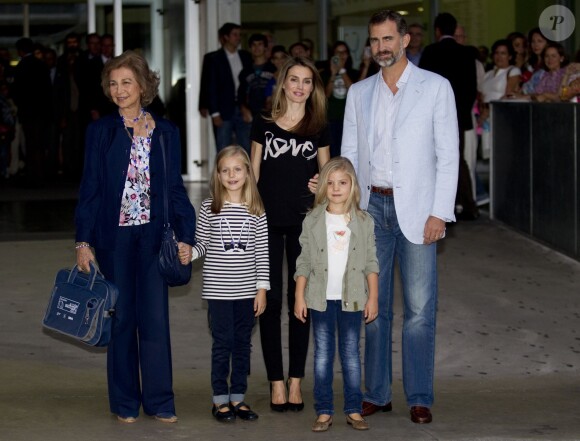 Sofia, Felipe, Letizia, Leonor et Sofia d'Espagne visitant à l'hôpital Quiron le roi Juan Carlos Ier d'Espagne le 27 septembre 2013