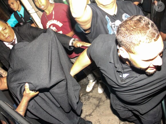 Le chanteur Justin Beiber sort du bordel Centauros, caché sous une couverture noire, à Rio de Janeiro, le 1er novembre 2013.