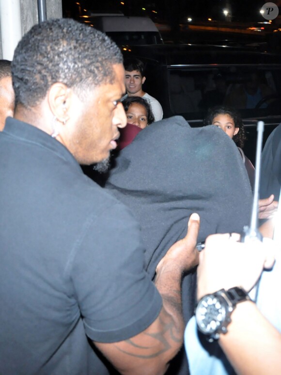 Le chanteur Justin Beiber sort du bordel Centauros, caché sous une couverture noire, à Rio de Janeiro, le 1er novembre 2013.