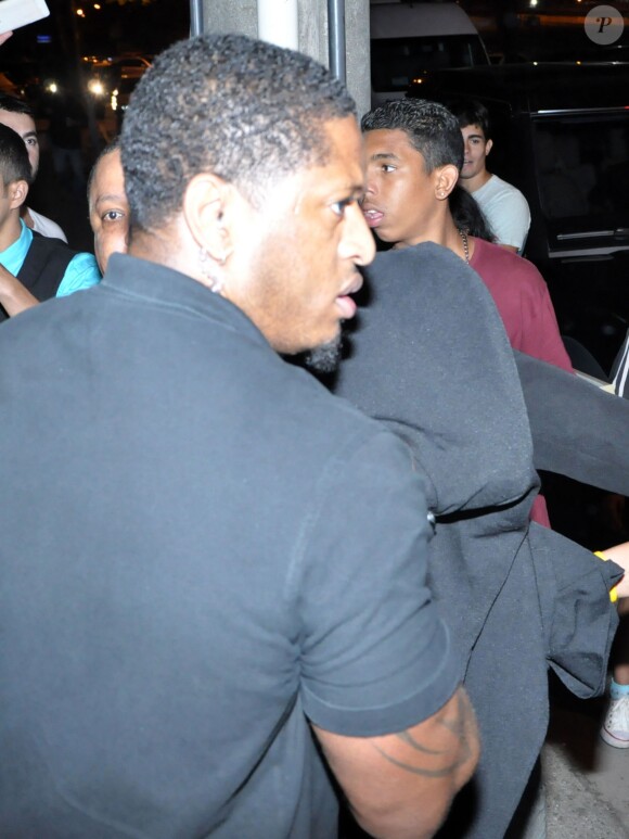 Le chanteur Justin Beiber sort du bordel Centauros, caché sous une couverture noire, à Rio de Janeiro, le 1er novembre 2013.