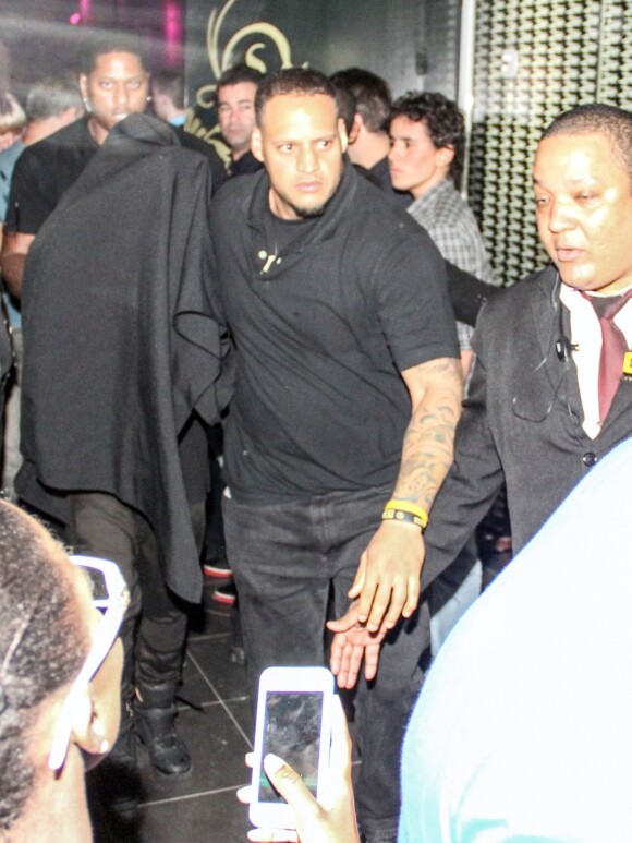 Le chanteur Justin Beiber sort du bordel Centauros, caché sous une couverture noire, à Rio de Janeiro, le 1er novembre 2013.