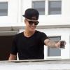 Justin Bieber salue ses fans sur le balcon de son hôtel à Rio de Janeiro, au Bresil, le 1er novembre 2013.