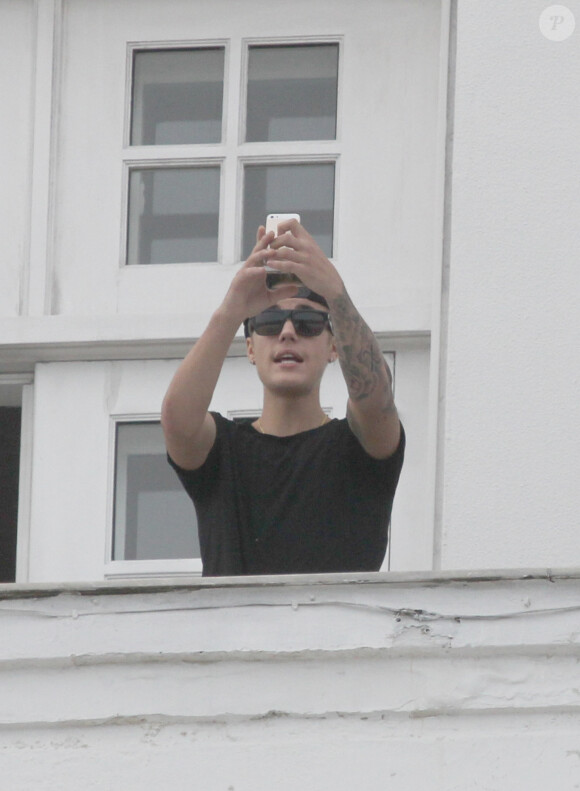 Justin Bieber salue ses fans sur le balcon de son hôtel à Rio de Janeiro, au Bresil, le 1er novembre 2013.
