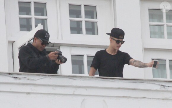 Justin Bieber salue ses fans sur le balcon de son hôtel à Rio de Janeiro, au Bresil, le 1er novembre 2013.