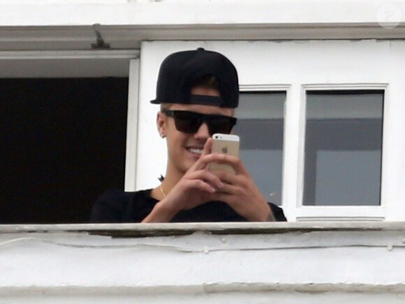 Justin Bieber salue ses fans sur le balcon de son hôtel à Rio de Janeiro, au Bresil, le 1er novembre 2013.