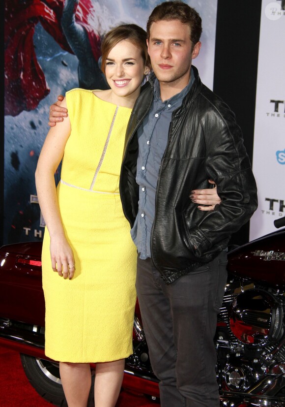 Elizabeth Henstridge, Iain De Caestecker à la première du film "Thor : Le Monde des ténèbres" au cinéma El Capitan à Hollywood, le 4 novembre 2013.