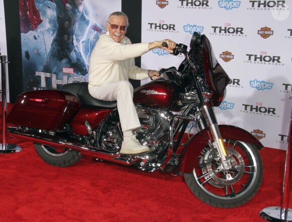 Stan Lee à la première du film "Thor : Le Monde des ténèbres" au cinéma El Capitan à Hollywood, le 4 novembre 2013.