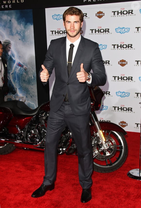 Liam Hemsworth à la première du film "Thor : Le Monde des ténèbres" au cinéma El Capitan à Hollywood, le 4 novembre 2013.