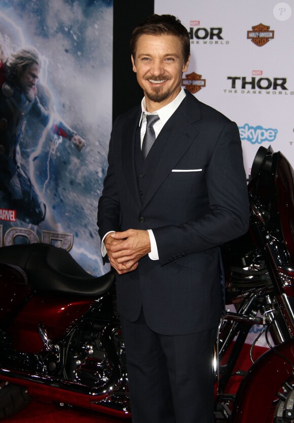 Jeremy Renner à la première du film "Thor : Le Monde des ténèbres" au cinéma El Capitan à Hollywood, le 4 novembre 2013.