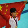 Sun Yang célèbre sa médaille d'or sur 1500 m à l'Aquatic Centre de Londres lors des Jeux olympiques le 4 août 2012