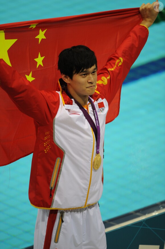 Sun Yang célèbre sa médaille d'or sur 1500 m à l'Aquatic Centre de Londres lors des Jeux olympiques le 4 août 2012