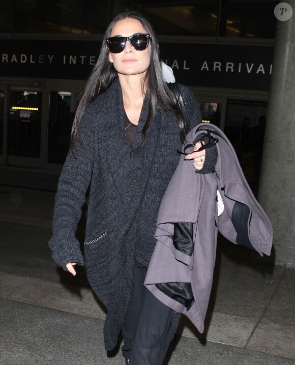 Demi Moore arrive à l'aéroport LAX de Los Angeles après son voyage en Inde, le 3 novembre 2013.
