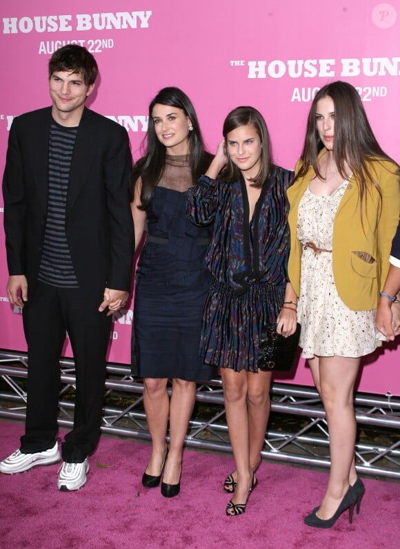 Demi Moore avec Ashton Kutcher et ses filles Tallulah et Scout Willis à Los Angeles, le 20 août 2008.