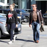 Arnold Schwarzenegger : Papa radieux, sa fille le rattrape presque !