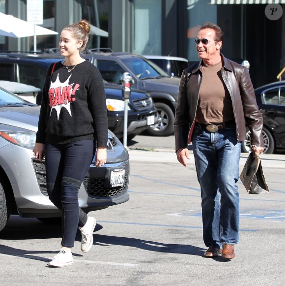 Arnold Schwarzenegger et sa fille Christina quittent un restaurant à Brentwood, le 5 novembre 2013.