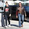 Arnold Schwarzenegger et sa fille Christina se promènent à Brentwood, le 5 novembre 2013.