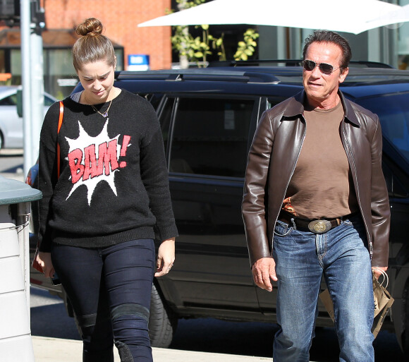 Arnold Schwarzenegger et sa fille Christina dans les rues de Brentwood, le 5 novembre 2013.