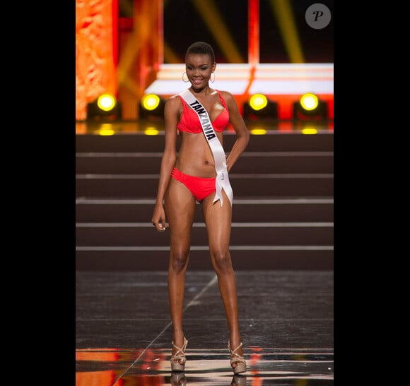 Miss Tanzanie défile en maillot de bain pour la compétition 2014 Yamamay pour Miss Univers, au Crocus City Hall de Moscou en novembre 2013