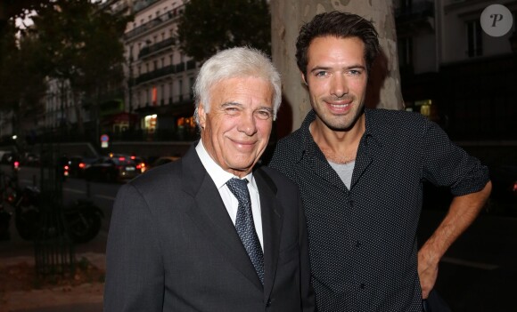 Guy Bedos et son fils Nicolas lors de la générale du spectacle de Muriel Robin "Robin Revient" au théâtre de la Porte Saint-Martin à Paris, le 23 septembre 2013