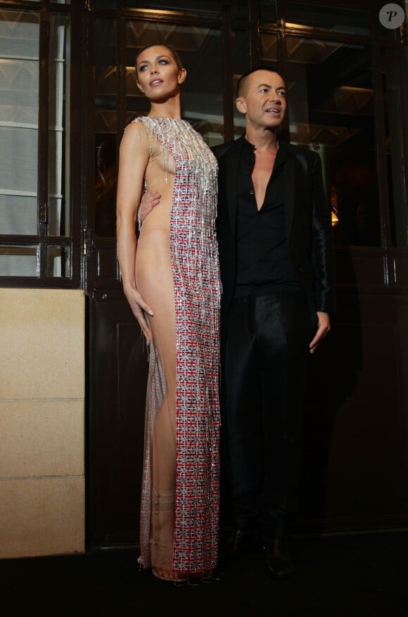 Abbey Clancy et sa robe qui ne cache rien de son anatomie et son designer Julien Macdonald lors de la soirée Fashion for The Brave au Dorchester Hotel de Park Lane à Londres le 8 novembre 2013
