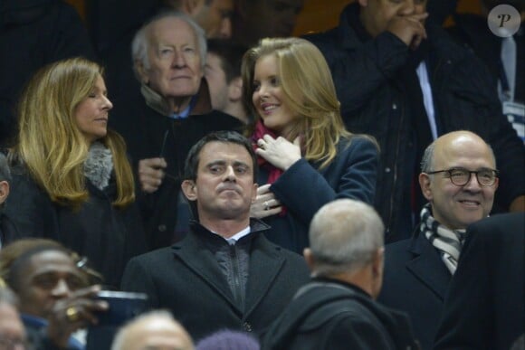 Manuel Valls, son épouse Anne Gravoin, Pierre Moscovici et sa compagne Marie-Charline Pacquot, Jacques Chancel, lors du match France-Nouvelle-Zélande au Stade de France à Saint-Denis le 9 novembre 2013