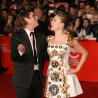 Scarlett Johansson : Radieuse et sous le charme du chevelu Joaquin Phoenix