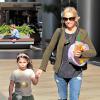 Sarah Michelle Gellar et son adorable fillette Charlotte lors d'une sortie entre mère et fille au Century City Mall de Century City, à Los Angeles le 9 novembre 2013