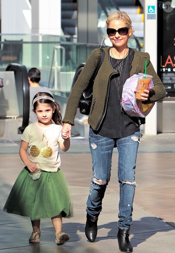 Sarah Michelle Gellar et sa fille Charlotte lors d'une sortie au Century City Mall de Century City, à Los Angeles le 9 novembre 2013