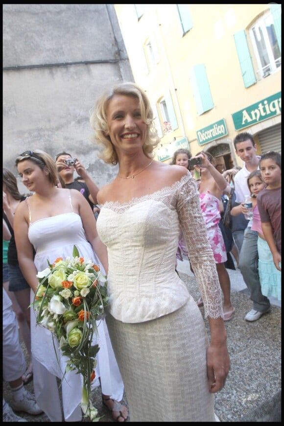 Alexandra Lamy lors de son mariage avec Jean Dujardin le 25 juillet 2009