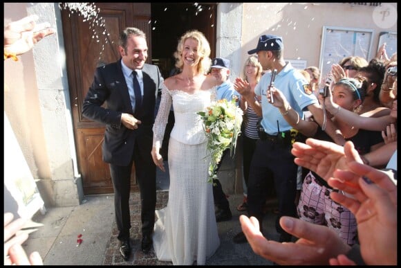 Alexandra Lamy et Jean Dujardin pendant leur mariage à Anduze dans les Cévennes le 25 juillet 2009