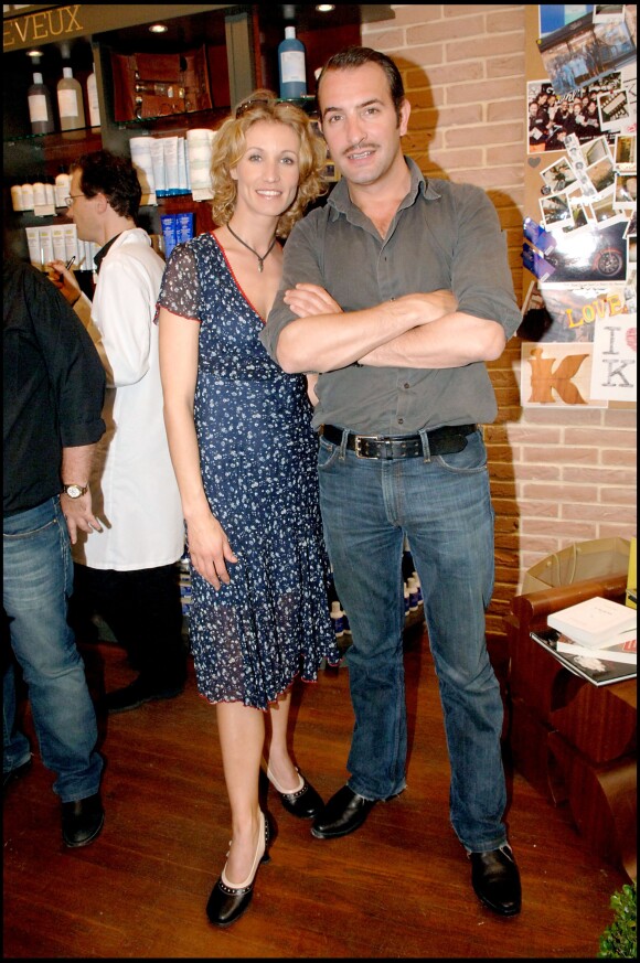 Alexandra Lamy et Jean Dujardin lors de l'inauguration de la boutique Kiehl's à Paris le 8 juin 2006