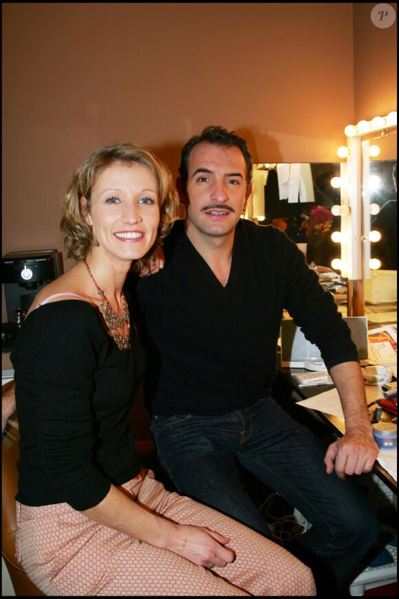 Alexandra Lamy et Jean Dujardin lors de la générale de la pièce Deux sur la balançoire à Paris le 30 janvier 2006