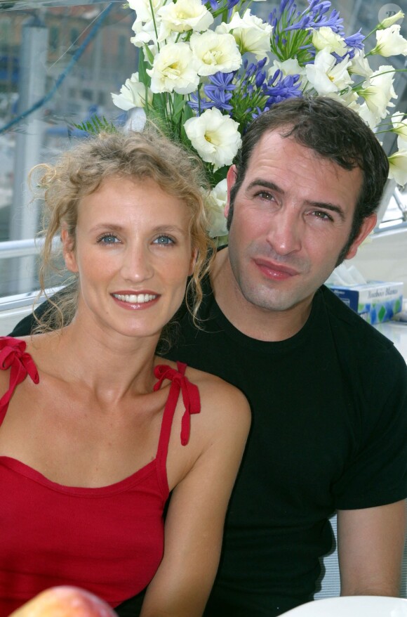 Alexandra Lamy et Jean Dujardin lors de la promotion du single C'est aussi pour ça qu'on s'aime à Nice le 24 juillet 2002
